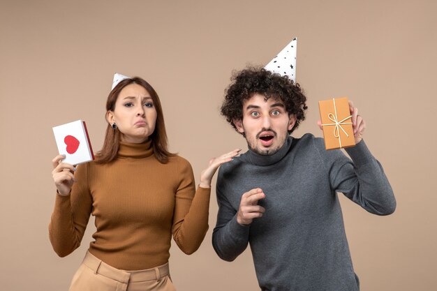 Una joven pareja posando en el estudio.