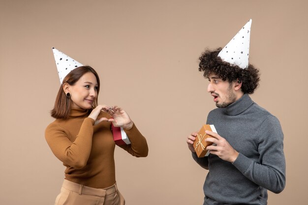 Una joven pareja posando en el estudio.