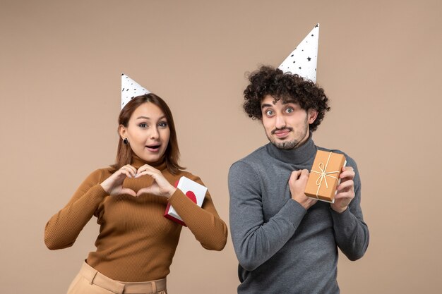 Una joven pareja posando en el estudio.