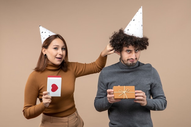 Una joven pareja posando en el estudio.