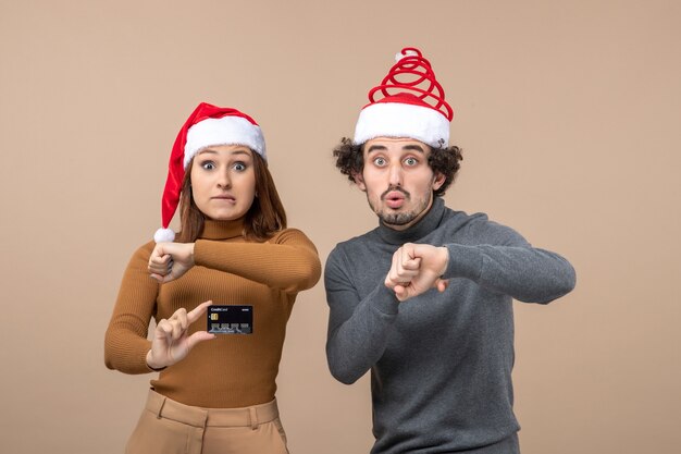 Una joven pareja posando en el estudio.