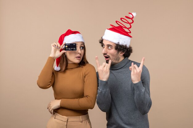 Una joven pareja posando en el estudio.