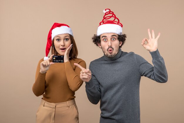 Una joven pareja posando en el estudio.