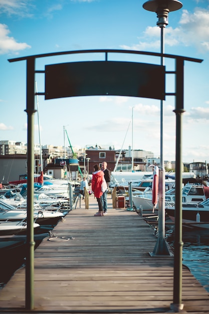 joven pareja en el puerto deportivo