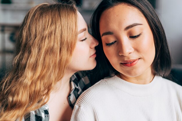 Joven pareja romantica de lesbianas