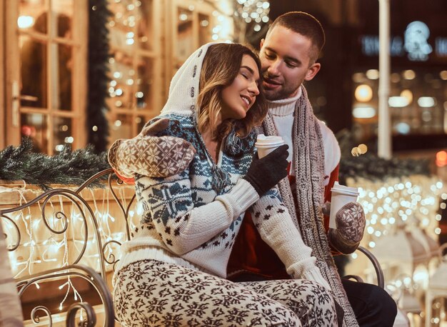 Joven pareja romántica en Navidad, disfrutando pasar tiempo juntos