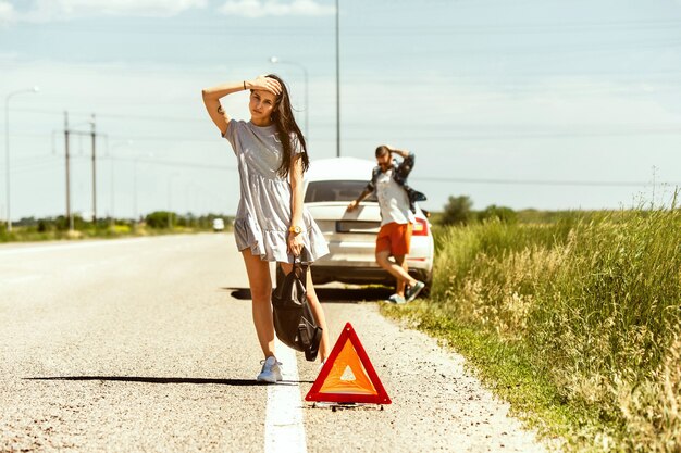 La joven pareja rompió el auto mientras viajaba camino a descansar.