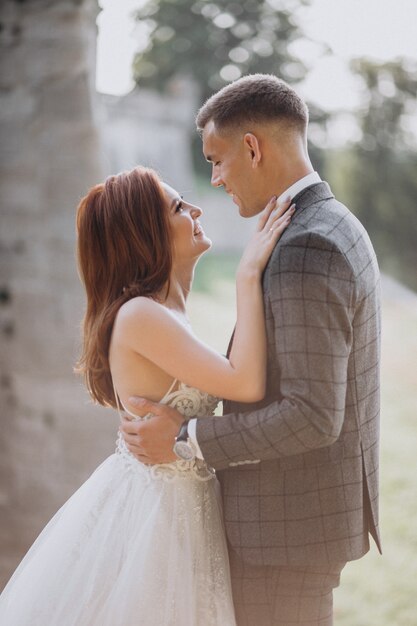 Joven pareja sesión de fotos de matrimonio afuera