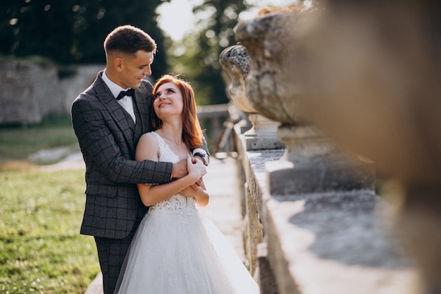 Foto gratuita joven pareja sesión de fotos de matrimonio afuera