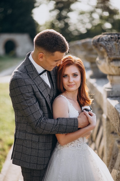 Joven pareja sesión de fotos de matrimonio afuera