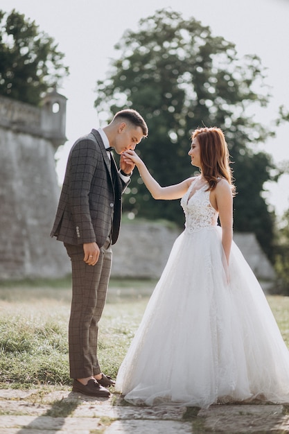 Foto gratuita joven pareja sesión de fotos de matrimonio afuera