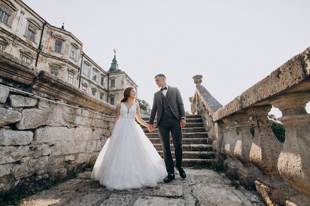 Joven pareja sesión de fotos de matrimonio afuera