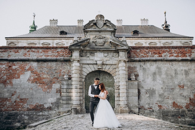 Joven pareja sesión de fotos de matrimonio afuera