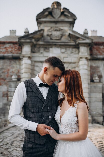 Joven pareja sesión de fotos de matrimonio afuera