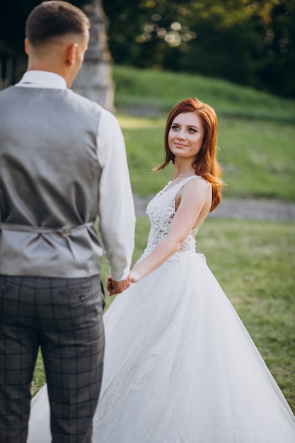 Joven pareja sesión de fotos de matrimonio afuera