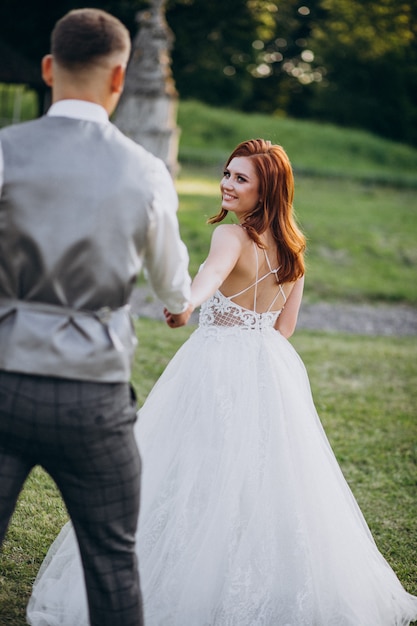 Joven pareja sesión de fotos de matrimonio afuera