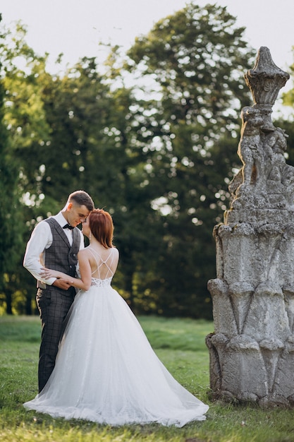 Joven pareja sesión de fotos de matrimonio afuera