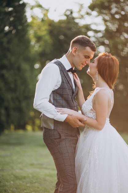 Joven pareja sesión de fotos de matrimonio afuera