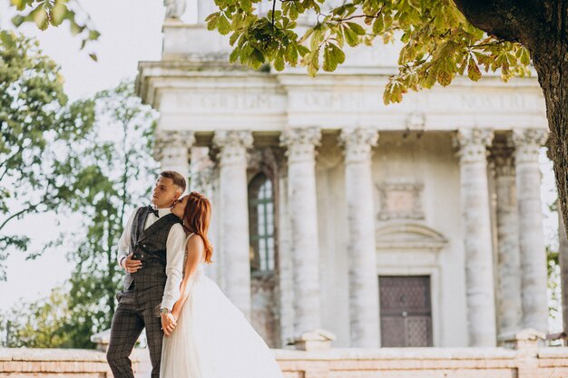 Joven pareja sesión de fotos de matrimonio afuera