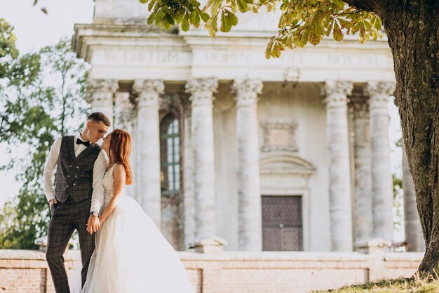 Joven pareja sesión de fotos de matrimonio afuera