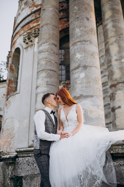 Joven pareja sesión de fotos de matrimonio afuera