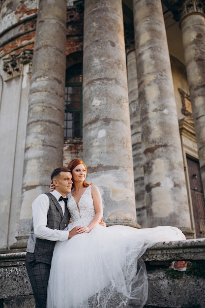 Joven pareja sesión de fotos de matrimonio afuera