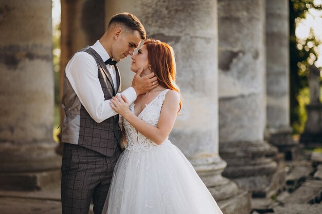 Joven pareja sesión de fotos de matrimonio afuera