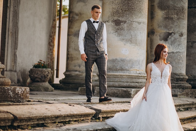 Joven pareja sesión de fotos de matrimonio afuera