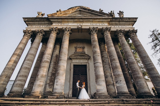 Joven pareja sesión de fotos de matrimonio afuera