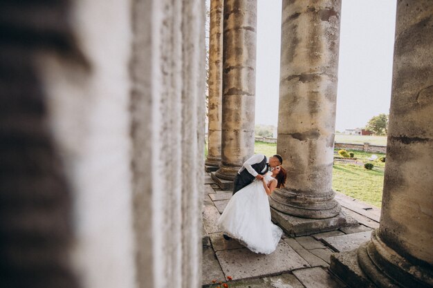 Joven pareja sesión de fotos de matrimonio afuera