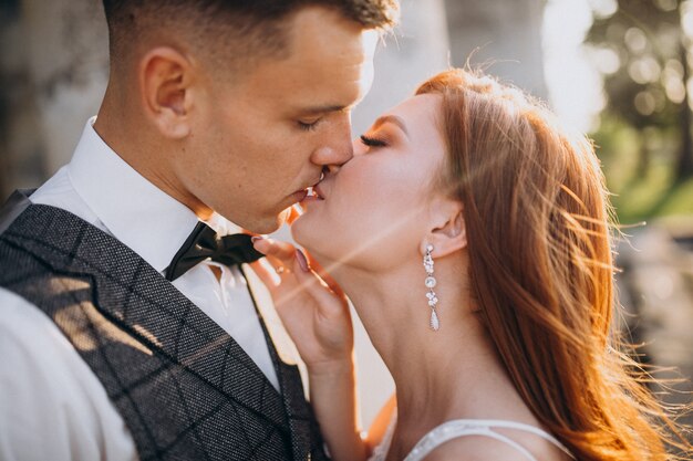 Joven pareja sesión de fotos de matrimonio afuera