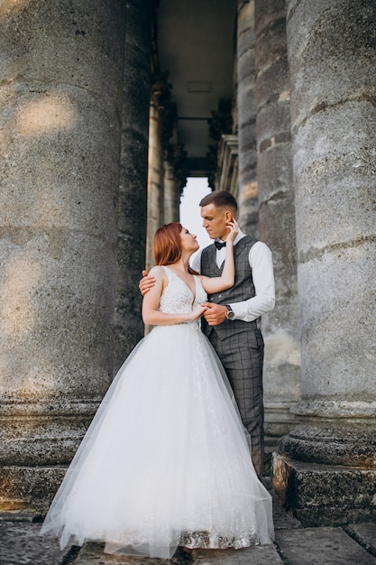 Foto gratuita joven pareja sesión de fotos de matrimonio afuera