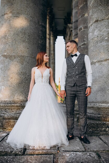 Joven pareja sesión de fotos de matrimonio afuera