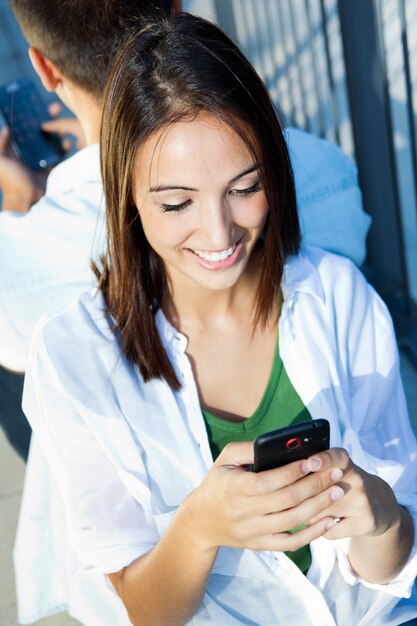 Joven pareja con teléfono inteligente