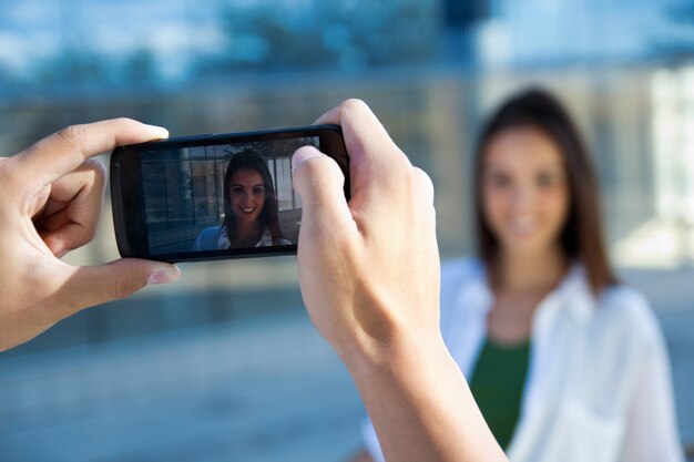 Joven pareja tomando fotos con móvil