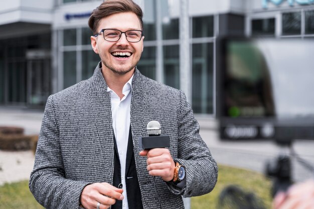 Joven periodista en el trabajo