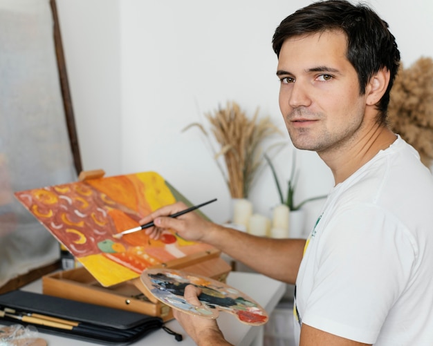 Joven pintando con acrílicos