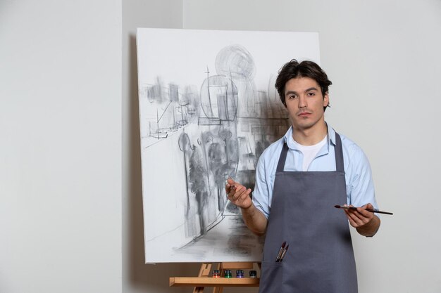 Joven pintor masculino con arte de fondo blanco de estudio de dibujo en blanco y negro