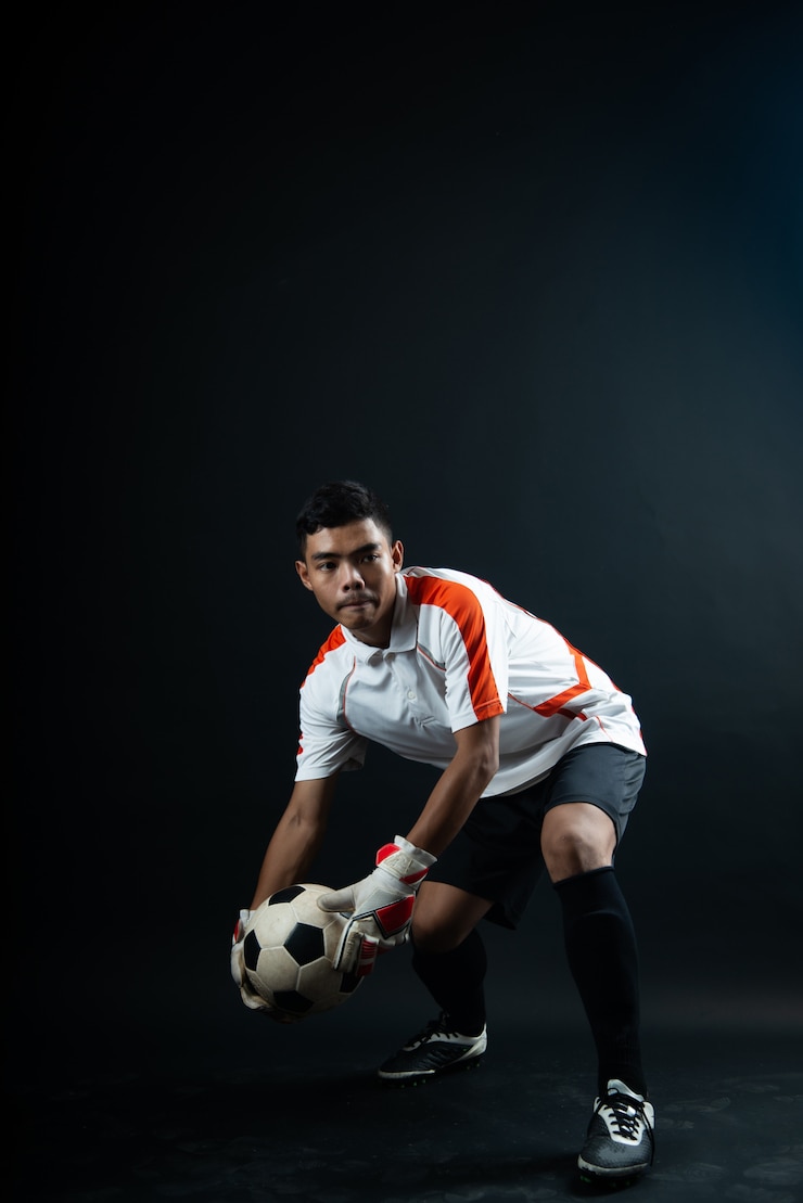Foto gratuito joven portero de fútbol aislado del equipo de fútbol de la academia