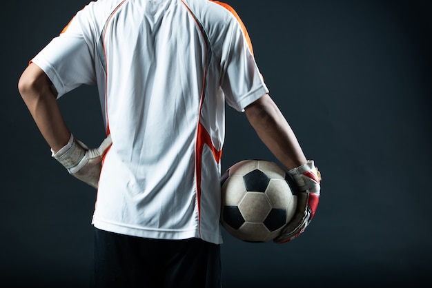 Foto gratuita joven portero hombre de fútbol aislado del equipo de fútbol de la academia