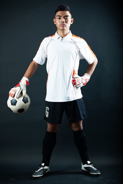 Foto gratuita joven portero hombre de fútbol aislado del equipo de fútbol de la academia