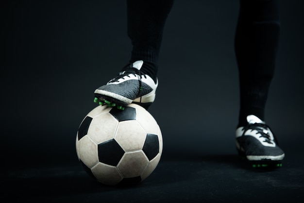 Foto gratuita joven portero hombre de fútbol aislado del equipo de fútbol de la academia