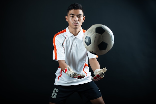 Foto gratuita joven portero hombre de fútbol aislado del equipo de fútbol de la academia