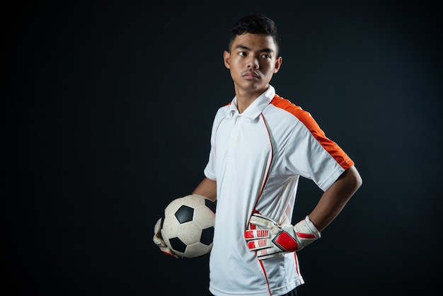 Joven portero hombre de fútbol aislado del equipo de fútbol de la academia