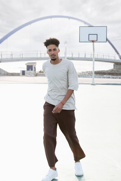 Joven posando en la cancha de baloncesto