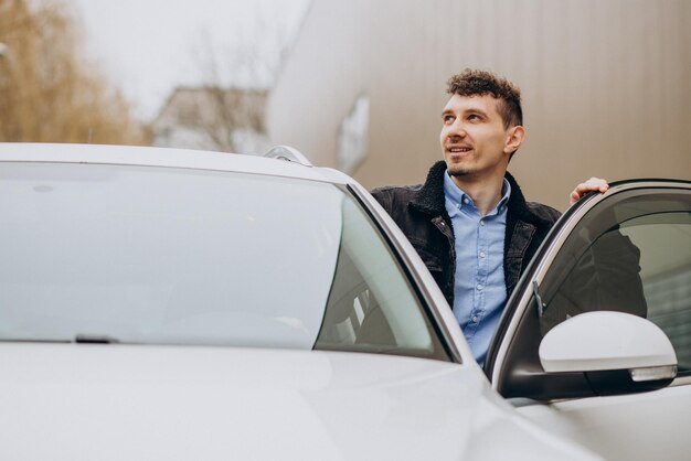 joven, posición, por, el, coche