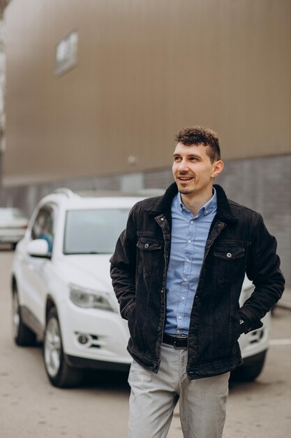 joven, posición, por, el suyo, coche