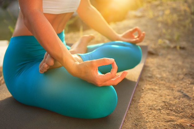 Joven practica yoga