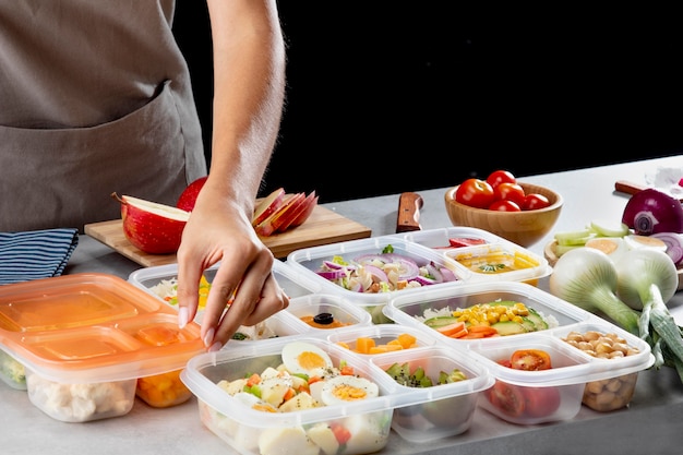 Foto gratuita joven practicando la cocción por lotes con alimentos saludables