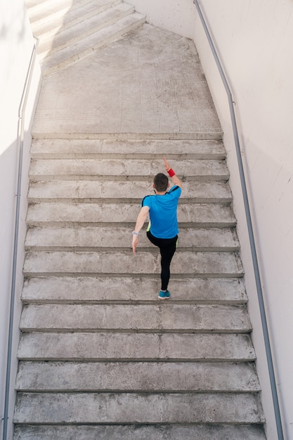 Foto gratuita joven practicando entrenamiento de intervalo en las escaleras